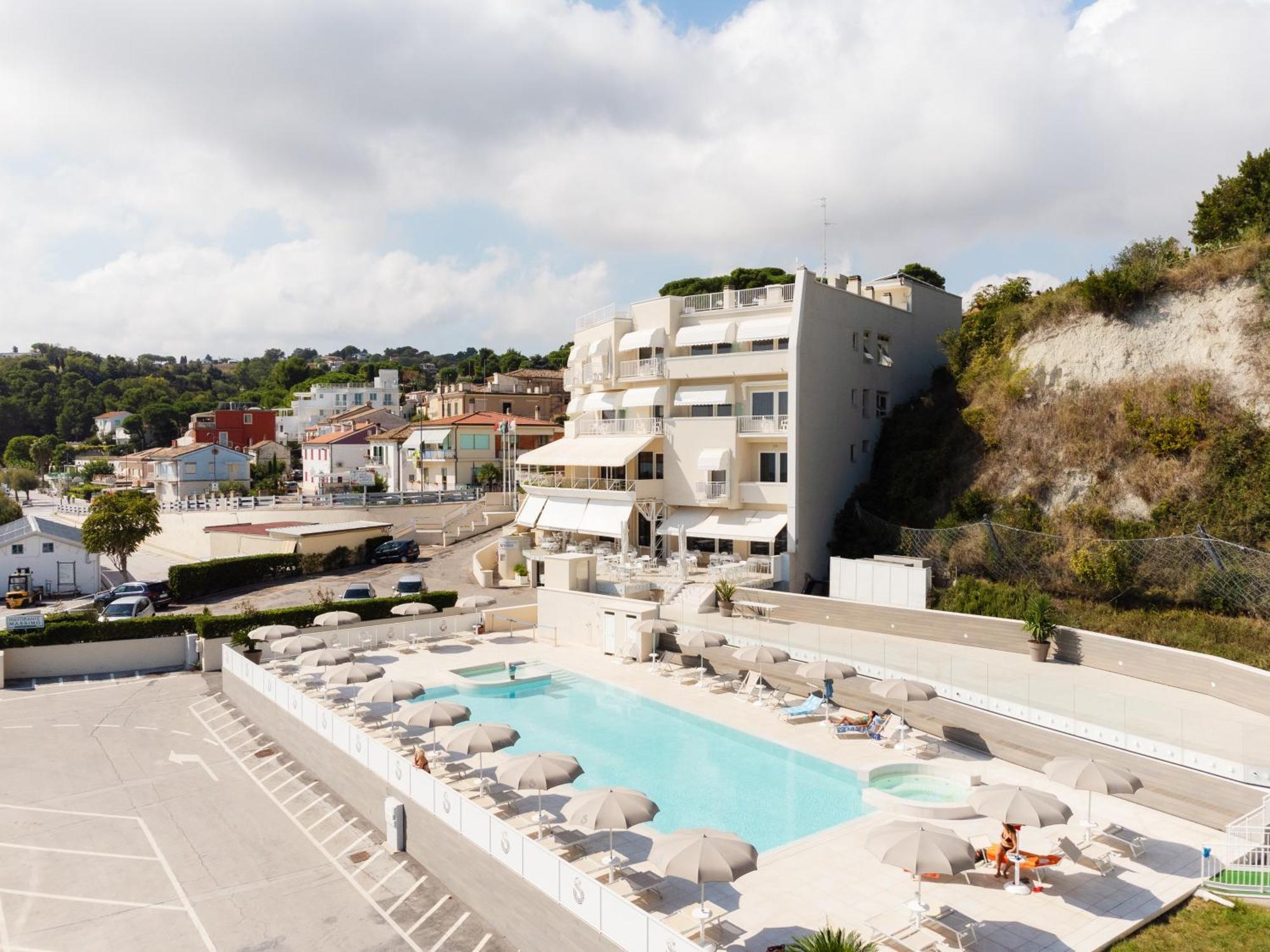 נומאנה Hotel Scogliera מראה חיצוני תמונה